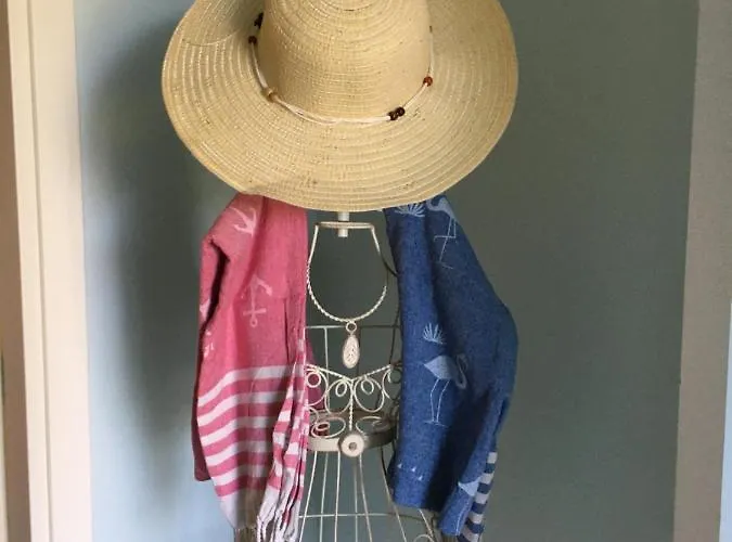 At The Beach! +10min= Port&center. شقة خانيا