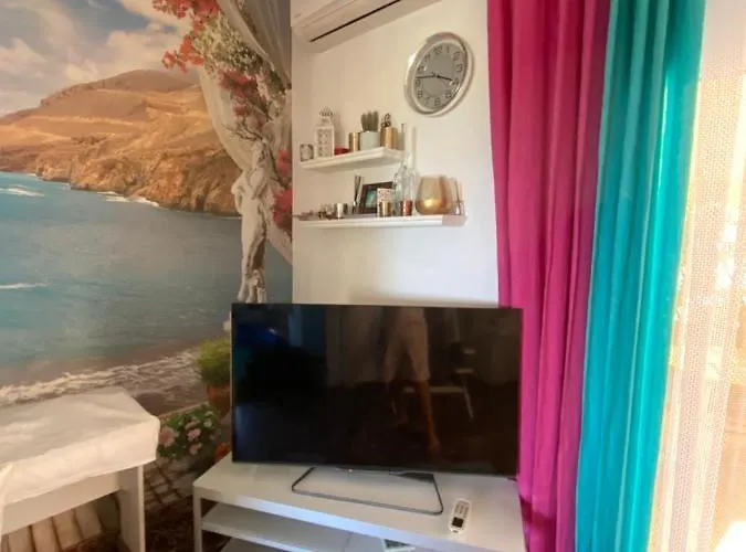 شقة At The Beach! +10min= Port&center. خانيا